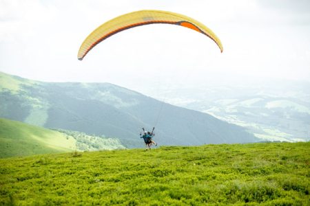 men-starting-a-paraglider-flight-1024x684